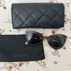 Chanel Interlocking CC logo cat-eye sun glasses